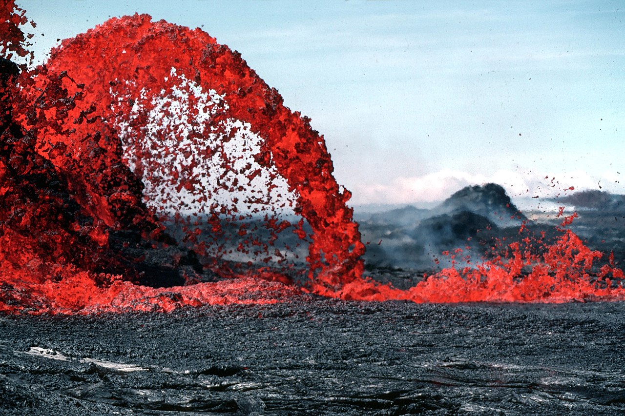Когато магма се излива от вулкан върху земната повърхност тя се нарича